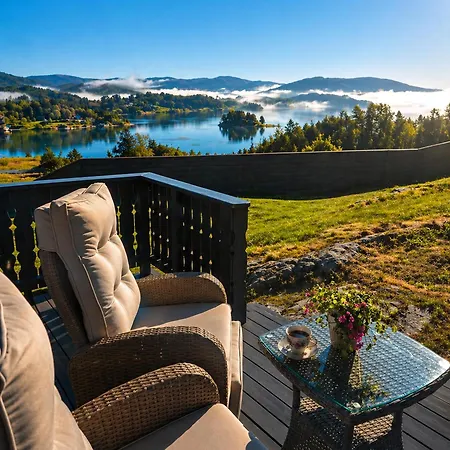 With Fjord And Mountain Views At Furuasen Feriehus *