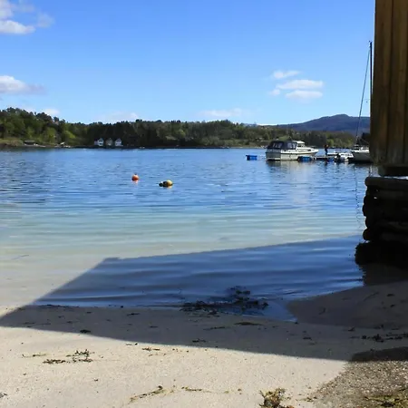 With Fjord And Mountain Views At Furuasen Feriehus Veland